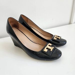 Tory Burch Black Wedge Heels Gold Logo Patent Leather Size 9
